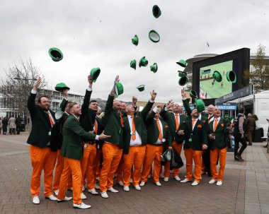Yarışçılar, 13 Mart 2025 'te Cheltenham, Birleşik Krallık' taki Cheltenham Hipodromu 'na gelecek olan 2025 St. Patricks Festivali için turuncu ve yeşil poz verdiler.