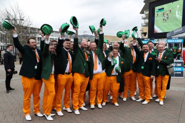 Yarışçılar, 13 Mart 2025 'te Cheltenham, Birleşik Krallık' taki Cheltenham Hipodromu 'na gelecek olan 2025 St. Patricks Festivali için turuncu ve yeşil poz verdiler.