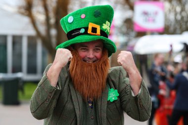 Yarışçılar, Cheltenham Festivali 2025 St Patricks Perşembe günü Cheltenham Hipodromu, Cheltenham, Birleşik Krallık 'a 13 Mart 2025' te vardılar.