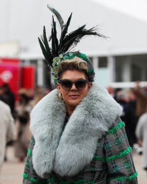 Yarışçılar, Cheltenham Festivali 2025 St Patricks Perşembe günü Cheltenham Hipodromu, Cheltenham, Birleşik Krallık 'a 13 Mart 2025' te vardılar.