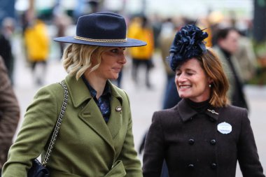 Zara Tindall, Cheltenham Festivali 2025 St Patricks Perşembe günü Cheltenham Hipodromu, Cheltenham, İngiltere 'ye 13 Mart 2025' te varacak.