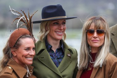 Zara Tindall, Cheltenham Festivali 2025 St Patricks Perşembe günü Cheltenham Hipodromu, Cheltenham, İngiltere 'ye 13 Mart 2025' te varacak.