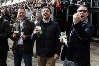 Yarışçılar, Cheltenham Festivali 2025 St Patricks Perşembe günü Cheltenham Hipodromu, Cheltenham, İngiltere 'de düzenlenen 13 Mart 2025' te atlara tezahürat yapıyor.