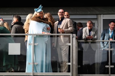 Aktör Danny Dyer, Cheltenham Festivali 2025 St Patricks Perşembe günü Cheltenham Yarış Pisti, Cheltenham, İngiltere, 13 Mart 2025 'te kalabalığın bir üyesiyle gülüşünü paylaşıyor.