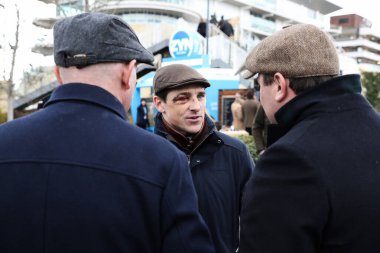 Harry Skelton, Cheltenham Festivali 2025 St Patricks Perşembe günü Cheltenham Hipodromu, Cheltenham, Birleşik Krallık 'ta 13 Mart 2025' te yarışa katılanlara sesleniyor.