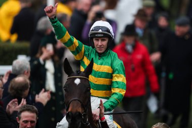 Mark Walsh, Cheltenham Pistourse, Cheltenham, Birleşik Krallık 'ta 13 Mart 2025' te düzenlenen 2025 St Patricks Festivali 'nde Ryanair Chase' i kazanmasını kutluyor.