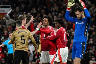 Manchester United 'dan Joshua Zirkzee ve Rasmus Hjlund, UEFA Avrupa Ligi son 16 maçında hakem Benoit Bastien' in Manchester United 'a karşı Real Sociedad karşılaşmasını 11 Mart 2025' te Old Trafford, Manchester, İngiltere 'de kutladı.