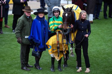 Cheltenham Festivali 2025 St Patricks Perşembe günü Cheltenham Yarışı 'nda Ryanair Chase' i kazandıktan sonra Mark Walsh and Fact To File, Cheltenham, Birleşik Krallık, 13 Mart 2025