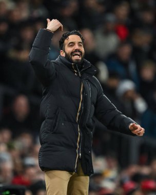 Manchester United takımının Ruben Amorim Menajeri UEFA Avrupa Ligi 'nde takım talimatlarını veriyor Son 16 maç Manchester United' ın Real Sociedad 'a karşı Old Trafford, Manchester, İngiltere' de, 13 Mart 2025