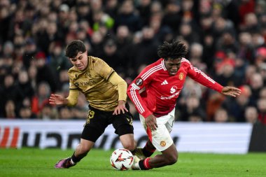 Jon Mikel Aramburu Manchester United 'dan Patrick Dorgu' ya UEFA Avrupa Ligi 'nde kırmızı kart verildi Son 16 maç Manchester United' ın Real Sociedad 'a karşı Old Trafford, Manchester, Birleşik Krallık, 13 Mart 2025' te