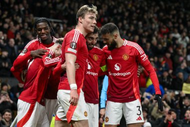 Manchester United 'dan Bruno Fernandes, 13 Mart 2025' te Old Trafford, Manchester, İngiltere 'de oynanan UEFA Avrupa Ligi son 16 maçında 3-1' lik galibiyetini kutluyor ve hat-trick yapıyor.