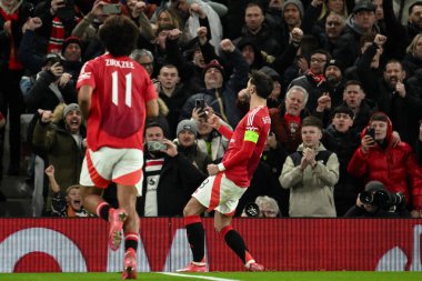 Manchester United 'dan Bruno Fernandes, 13 Mart 2025' te Old Trafford, Manchester, İngiltere 'de oynanan son 16 maçta UEFA Avrupa Ligi' nde 1-1 kazanma hedefini kutluyor.