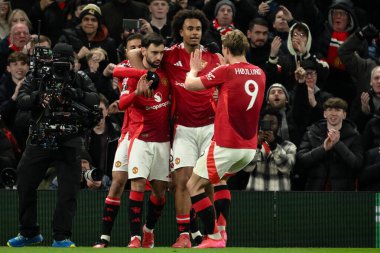 Manchester United 'dan Bruno Fernandes, 13 Mart 2025' te Old Trafford, Manchester, İngiltere 'de oynanan son 16 maçta UEFA Avrupa Ligi' nde 1-1 kazanma hedefini kutluyor.