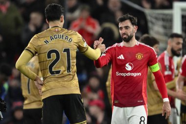 Real Sociedad 'dan Nayef Aguerd, UEFA Avrupa Ligi' nden Bruno Fernandes ile el sıkışıyor. Manchester United 'ın Real Sociedad' a karşı oynadığı son 16 maç, Old Trafford, Manchester, İngiltere, 13 Mart 2025