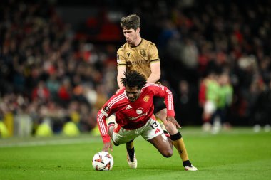 Manchester United 'dan Patrick Dorgu, UEFA Avrupa Ligi' nde Real Sociedad 'dan Aritz Elustondo' nun faul yaptığı son 16 maç Manchester United 'ın Real Sociedad' a karşı Old Trafford, Manchester, Birleşik Krallık 'ta 13 Mart 2025' te oynadığı maçta