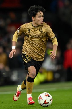 Real Sociedad 'dan Takefusa Kubo topu UEFA Avrupa Ligi' nde atıyor. Son 16 maç Manchester United 'ın Real Sociedad' a karşı Old Trafford, Manchester, İngiltere 'de, 13 Mart 2025