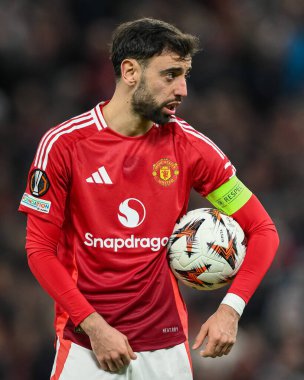 Manchester United takımından Bruno Fernandes, 13 Mart 2025 tarihinde Manchester United 'ın Real Sociedad' a karşı oynadığı UEFA Avrupa Ligi maçında penaltı alarak topu önde tutuyor.