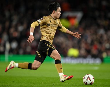 Real Sociedad 'dan Takefusa Kubo topu UEFA Avrupa Ligi' nde atıyor. Son 16 maç Manchester United 'ın Real Sociedad' a karşı Old Trafford, Manchester, İngiltere 'de, 13 Mart 2025