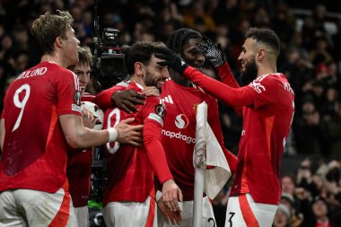 Manchester United 'dan Bruno Fernandes, 13 Mart 2025' te Old Trafford, Manchester, İngiltere 'de oynanan UEFA Avrupa Ligi son 16 maçında 3-1' lik galibiyetini kutluyor ve hat-trick yapıyor.