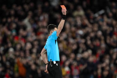 Hakem Benoit Bastien, Real Sociedad 'dan Jon Mikel Aramburu' ya UEFA Avrupa Ligi 'nin son 16 maçında Manchester United' a karşı Real Sociedad maçı sırasında Old Trafford, Manchester, İngiltere 'de 13 Mart 2025' te kırmızı kart verdi.