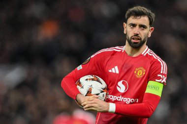 Manchester United takımından Bruno Fernandes, 13 Mart 2025 tarihinde Manchester United 'ın Real Sociedad' a karşı oynadığı UEFA Avrupa Ligi maçında penaltı alarak topu önde tutuyor.