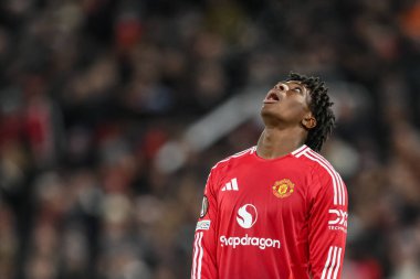 Manchester United takımından Patrick Dorgu, 13 Mart 2025 tarihinde Manchester United 'ın Old Trafford, Manchester' da oynadığı Real Sociedad maçında gökyüzüne bakıyor.