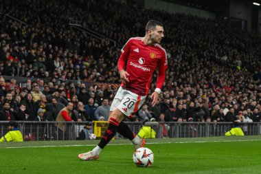 Manchester United takımından Diogo Dalot, UEFA Avrupa Ligi son 16 maçında Manchester United ile Real Sociedad 'ın Old Trafford, Manchester, İngiltere' de karşı karşıya geldiği maçta topla hareket halindedir.
