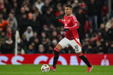 Manchester United takımından Casemiro, UEFA Avrupa Ligi son 16 maçında Old Trafford, Manchester, Birleşik Krallık 'ta Real Sociedad maçında topa vuruyor.