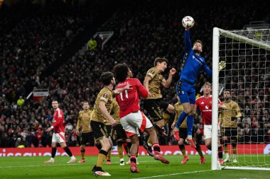 Real Sociedad 'dan Alejandro Remiro, UEFA Avrupa Ligi' nde son 16 maç Manchester United 'ın Real Sociedad' a karşı Old Trafford, Manchester, İngiltere 'de 13 Mart 2025' te yaptığı maçta topa vuruyor.