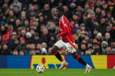 Manchester Cenneti United, 13 Mart 2025 'te Old Trafford, Manchester, İngiltere' de Manchester United ve Real Sociedad maçında topa vuruyor.