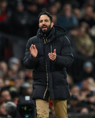 Manchester United takımının Ruben Amorim Menajeri, Manchester United 'ın Real Sociedad' a karşı oynadığı 13 Mart 2025 UEFA Avrupa Ligi maçında takımını alkışlıyor.