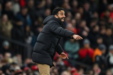 Manchester United takımının Ruben Amorim Menajeri UEFA Avrupa Ligi 'nde takım talimatlarını veriyor Son 16 maç Manchester United' ın Real Sociedad 'a karşı Old Trafford, Manchester, İngiltere' de, 13 Mart 2025