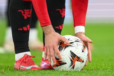 Manchester United takımından Bruno Fernandes topu UEFA Avrupa Ligi 'nde son 16 maç Manchester United ile Real Sociedad maçında penaltı noktasına koydu.