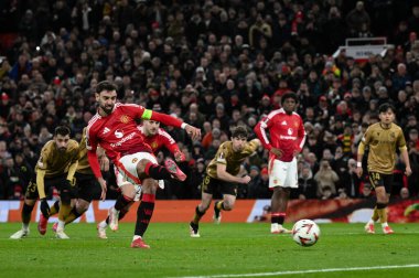 Manchester United takımından Bruno Fernandes, 13 Mart 2025 'te Old Trafford, Manchester, İngiltere' de oynanan son 16 maçta UEFA Avrupa Ligi 'nde 2-1 öne geçerek penaltı aldı.