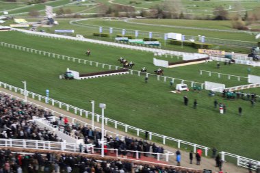 Cheltenham Yarış Pisti 'nin genel görünümü, Cheltenham Festivali 2025 St Patricks Perşembe günü Cheltenham Yarış Pisti, Cheltenham, İngiltere, 13 Mart 2025' te gerçekleşti.