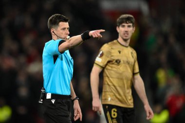 Hakem Benoit Bastien, UEFA Avrupa Ligi sırasında Real Sociedad 'a VAR cezası verdi Son 16 maç Manchester United' ın Real Sociedad 'a karşı Old Trafford, Manchester, İngiltere, 13 Mart 2025