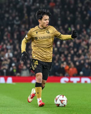 Real Sociedad 'dan Takefusa Kubo, UEFA Avrupa Ligi' nde son 16 maç Manchester United 'ın Real Sociedad' a karşı Old Trafford, Manchester, İngiltere 'de 13 Mart 2025' te oynadığı maçta topa ilk vuruşunu yaptı.