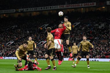 Real Sociedad 'dan Nayef Aguerd, UEFA Avrupa Ligi son 16 maçında Manchester United - Real Sociedad maçında Manchester, Manchester, Birleşik Krallık' ta 13 Mart 2025 'te Casemiro of Manchester United' dan defans sahasında topu aldı.