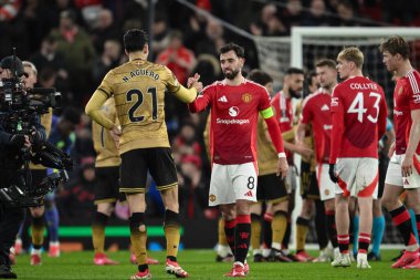 Real Sociedad 'dan Nayef Aguerd, UEFA Avrupa Ligi' nden Bruno Fernandes ile el sıkışıyor. Manchester United 'ın Real Sociedad' a karşı oynadığı son 16 maç, Old Trafford, Manchester, İngiltere, 13 Mart 2025