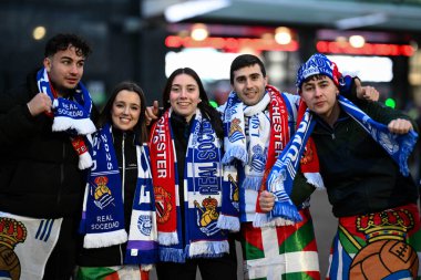 Real Sociedad taraftarları UEFA Avrupa Ligi 'nde Old Trafford' a geldiler. Manchester United 'ın Real Sociedad' a karşı oynadığı son 16 maç Old Trafford, Manchester, Birleşik Krallık 'ta 13 Mart 2025