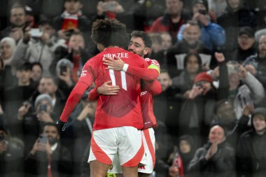 Manchester United takımından Bruno Fernandes, Manchester United 'ın 13 Mart 2025 tarihinde Old Trafford, Manchester, İngiltere' deki Real Sociedad maçında Manchester United ile oynadığı UEFA Avrupa Ligi 'nde Joshua Zirkzee ile 2-1 kazanma golünü kutluyor.