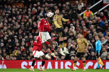 Manchester United takımından Patrick Dorgu, UEFA Avrupa Ligi son 16 maç Manchester United - Real Sociedad maçında 13 Mart 2025 'te Old Trafford, Manchester, Birleşik Krallık' ta Brais Mndez 'den yüksek topu aldı.