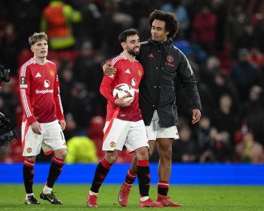 Joshua Zirkzee, UEFA Avrupa Ligi son 16 maçında Manchester United 'ın Real Sociedad' a karşı Old Trafford, Manchester, İngiltere, 13 Mart 2025 'te yaptığı maçta hat-trick yaptıktan sonra Manchester United' dan Bruno Fernandes 'i kucaklıyor.