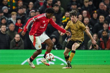 Manchester United takımından Patrick Dorgu, UEFA Avrupa Ligi 'nde son 16 maç Manchester United ile Old Trafford, Manchester, İngiltere' de oynanan 13 Mart 2025 'te Real Sociedad maçında topa vuruyor.