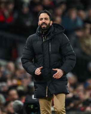 Manchester United takımının Ruben Amorim Menajeri UEFA Avrupa Ligi 'nde takım talimatlarını veriyor Son 16 maç Manchester United' ın Real Sociedad 'a karşı Old Trafford, Manchester, İngiltere' de, 13 Mart 2025