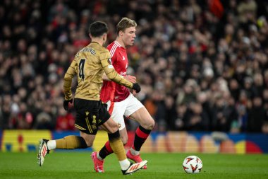 Manchester United 'dan Rasmus Hjlund, Real Sociedad' dan Martn Zubimendi 'nin attığı topla UEFA Avrupa Ligi' nden Son 16 maç Manchester United 'ın Real Sociedad' a karşı Old Trafford, Manchester, Birleşik Krallık 'ta 13 Mart 2025' te oynadığı maçta mola verdi.