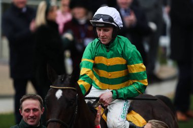 Mark Walsh, Cheltenham Pistourse, Cheltenham, Birleşik Krallık 'ta 13 Mart 2025' te düzenlenen 2025 St Patricks Festivali 'nde Ryanair Chase' i kazanmasını kutluyor.