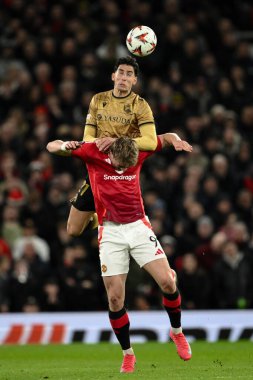 Real Sociedad 'dan Nayef Aguerd, UEFA Avrupa Ligi' nde Manchester United 'ın Real Sociedad' a karşı oynadığı maçta Manchester United 'dan Rasmus Hjlund faul yaptı.