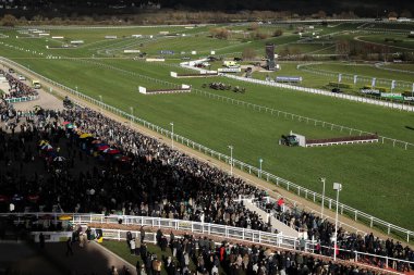 Cheltenham Yarış Pisti 'nin genel görünümü, Cheltenham Festivali 2025 St Patricks Perşembe günü Cheltenham Yarış Pisti, Cheltenham, İngiltere, 13 Mart 2025' te gerçekleşti.
