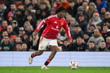 Manchester United takımından Patrick Dorgu, UEFA Avrupa Ligi 'nde son 16 maç Manchester United ile Old Trafford, Manchester, İngiltere' de oynanan 13 Mart 2025 'te Real Sociedad maçında topa vuruyor.